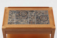 ロイヤルコペンハーゲン「BACA」シリーズのタイルが天板に敷き詰められたお洒落なワゴンです。フレームは、上質なマホガニー材が使用されています。引き出し付きの非常に珍しいモデルです。