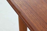 北欧より買い付けたエクステンションダイニングテーブルです。ウェグナーのテーブルに似たデザインですが、こちらはGunniOmannによる物です。一見完成品の様に見えますが脚は取り外し可能となっています。デンマークを代表する家具メーカー"OmannJun"ならではのしっかりとした造りです。