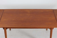 北欧より買い付けたエクステンションダイニングテーブルです。ウェグナーのテーブルに似たデザインですが、こちらはGunniOmannによる物です。一見完成品の様に見えますが脚は取り外し可能となっています。デンマークを代表する家具メーカー"OmannJun"ならではのしっかりとした造りです。