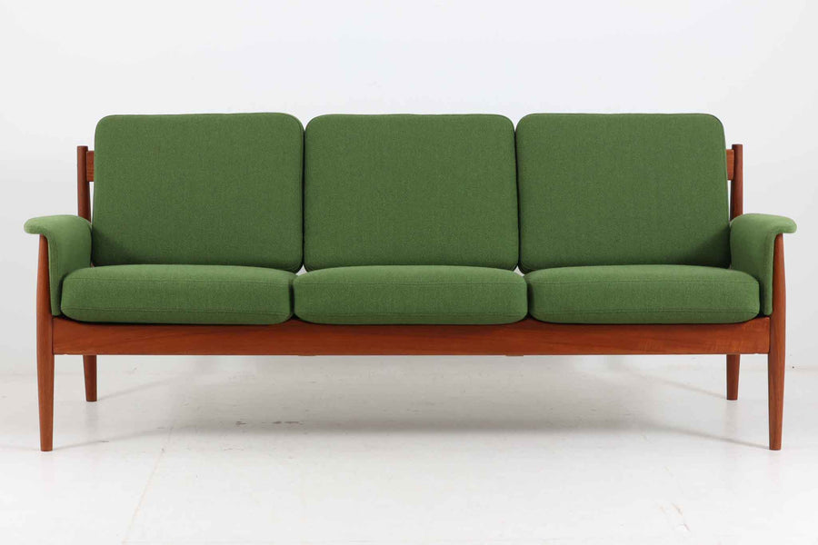 デンマークの女性デザイナー"グレーテヤルク"によってデザインされたシングルソファです。アームの形状が特徴的なソファです。クッション内部にはスプリングが内包されていますので快適な座り心地です。