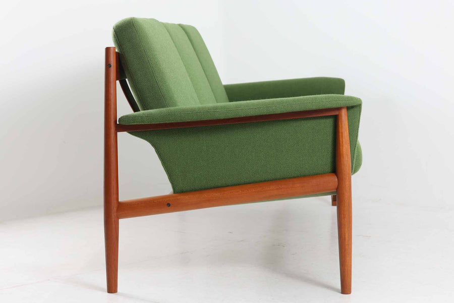 デンマークの女性デザイナー"グレーテヤルク"によってデザインされたシングルソファです。アームの形状が特徴的なソファです。クッション内部にはスプリングが内包されていますので快適な座り心地です。