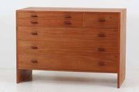 ウェグナーがデザインしたキャビネットを数多く手がけた今は無きRYmobler社のチェストです。熟練の職人によって細かい所も丁寧に作成されており、ビンテージ品でのみ入手可能です。足摺りはオーク材ですが、それ以外はチーク材が使用された希少なものです。