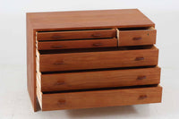 ウェグナーがデザインしたキャビネットを数多く手がけた今は無きRYmobler社のチェストです。熟練の職人によって細かい所も丁寧に作成されており、ビンテージ品でのみ入手可能です。足摺りはオーク材ですが、それ以外はチーク材が使用された希少なものです。