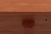 ウェグナーがデザインしたキャビネットを数多く手がけた今は無きRYmobler社のチェストです。熟練の職人によって細かい所も丁寧に作成されており、ビンテージ品でのみ入手可能です。足摺りはオーク材ですが、それ以外はチーク材が使用された希少なものです。