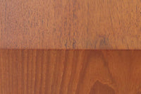 ウェグナーがデザインしたキャビネットを数多く手がけた今は無きRYmobler社のチェストです。熟練の職人によって細かい所も丁寧に作成されており、ビンテージ品でのみ入手可能です。足摺りはオーク材ですが、それ以外はチーク材が使用された希少なものです。