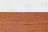 ウェグナーがデザインしたキャビネットを数多く手がけた今は無きRYmobler社のチェストです。熟練の職人によって細かい所も丁寧に作成されており、ビンテージ品でのみ入手可能です。足摺りはオーク材ですが、それ以外はチーク材が使用された希少なものです。