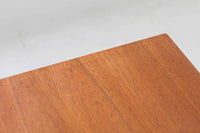 ウェグナーがデザインしたキャビネットを数多く手がけた今は無きRYmobler社のチェストです。熟練の職人によって細かい所も丁寧に作成されており、ビンテージ品でのみ入手可能です。足摺りはオーク材ですが、それ以外はチーク材が使用された希少なものです。