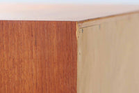 ウェグナーがデザインしたキャビネットを数多く手がけた今は無きRYmobler社のチェストです。熟練の職人によって細かい所も丁寧に作成されており、ビンテージ品でのみ入手可能です。足摺りはオーク材ですが、それ以外はチーク材が使用された希少なものです。