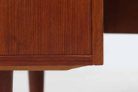 「カイ・クリスチャンセン」デザインの1950~1960年頃に作成されたキドニーシェイプ(腎臓型)のデスクです。良質なチーク材が使用されており、蛇腹のバーキャビネット、背面のバックシェルフ、天板の形状など非常に凝ったデザインでどの角度から見ても素敵で北欧家具ならではの雰囲気です。お部屋の真ん中に置いてお楽しみください。現在、現地でも数が少なく価格が非常に高騰しています。今回入手出来たこちらのデスクは状態も良いので、この機会に是非ご検討ください。