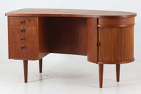 「カイ・クリスチャンセン」デザインの1950~1960年頃に作成されたキドニーシェイプ(腎臓型)のデスクです。良質なチーク材が使用されており、蛇腹のバーキャビネット、背面のバックシェルフ、天板の形状など非常に凝ったデザインでどの角度から見ても素敵で北欧家具ならではの雰囲気です。お部屋の真ん中に置いてお楽しみください。現在、現地でも数が少なく価格が非常に高騰しています。今回入手出来たこちらのデスクは状態も良いので、この機会に是非ご検討ください。
