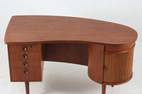 「カイ・クリスチャンセン」デザインの1950~1960年頃に作成されたキドニーシェイプ(腎臓型)のデスクです。良質なチーク材が使用されており、蛇腹のバーキャビネット、背面のバックシェルフ、天板の形状など非常に凝ったデザインでどの角度から見ても素敵で北欧家具ならではの雰囲気です。お部屋の真ん中に置いてお楽しみください。現在、現地でも数が少なく価格が非常に高騰しています。今回入手出来たこちらのデスクは状態も良いので、この機会に是非ご検討ください。