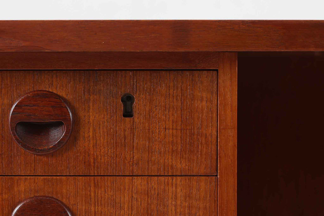 「カイ・クリスチャンセン」デザインの1950~1960年頃に作成されたキドニーシェイプ(腎臓型)のデスクです。良質なチーク材が使用されており、蛇腹のバーキャビネット、背面のバックシェルフ、天板の形状など非常に凝ったデザインでどの角度から見ても素敵で北欧家具ならではの雰囲気です。お部屋の真ん中に置いてお楽しみください。現在、現地でも数が少なく価格が非常に高騰しています。今回入手出来たこちらのデスクは状態も良いので、この機会に是非ご検討ください。