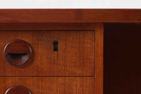 「カイ・クリスチャンセン」デザインの1950~1960年頃に作成されたキドニーシェイプ(腎臓型)のデスクです。良質なチーク材が使用されており、蛇腹のバーキャビネット、背面のバックシェルフ、天板の形状など非常に凝ったデザインでどの角度から見ても素敵で北欧家具ならではの雰囲気です。お部屋の真ん中に置いてお楽しみください。現在、現地でも数が少なく価格が非常に高騰しています。今回入手出来たこちらのデスクは状態も良いので、この機会に是非ご検討ください。