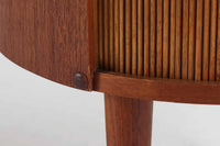 「カイ・クリスチャンセン」デザインの1950~1960年頃に作成されたキドニーシェイプ(腎臓型)のデスクです。良質なチーク材が使用されており、蛇腹のバーキャビネット、背面のバックシェルフ、天板の形状など非常に凝ったデザインでどの角度から見ても素敵で北欧家具ならではの雰囲気です。お部屋の真ん中に置いてお楽しみください。現在、現地でも数が少なく価格が非常に高騰しています。今回入手出来たこちらのデスクは状態も良いので、この機会に是非ご検討ください。