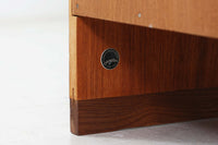 ウェグナーがデザインしたキャビネットを数多く手がけた今は無きRYmobler社のキャビネットです。熟練の職人によって細かい所も丁寧に作成されており、ビンテージ品でのみ入手可能です。シンプルながらも良質なチーク材とオーク材が使用されており、下部の見せる木栓がデザインポイントになっています。小ぶりで使い勝手も良く、お部屋に置くだけでお洒落に空間を演出してくれそうです。