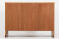 ウェグナーがデザインしたキャビネットを数多く手がけた今は無きRYmobler社のキャビネットです。熟練の職人によって細かい所も丁寧に作成されており、ビンテージ品でのみ入手可能です。シンプルながらも良質なチーク材とオーク材が使用されており、下部の見せる木栓がデザインポイントになっています。小ぶりで使い勝手も良く、お部屋に置くだけでお洒落に空間を演出してくれそうです。