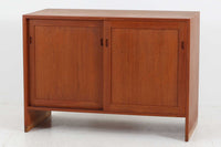 ウェグナーがデザインしたキャビネットを数多く手がけた今は無きRYmobler社のキャビネットです。熟練の職人によって細かい所も丁寧に作成されており、ビンテージ品でのみ入手可能です。シンプルながらも良質なチーク材とオーク材が使用されており、下部の見せる木栓がデザインポイントになっています。小ぶりで使い勝手も良く、お部屋に置くだけでお洒落に空間を演出してくれそうです。