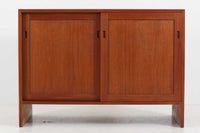 ウェグナーがデザインしたキャビネットを数多く手がけた今は無きRYmobler社のキャビネットです。熟練の職人によって細かい所も丁寧に作成されており、ビンテージ品でのみ入手可能です。シンプルながらも良質なチーク材とオーク材が使用されており、下部の見せる木栓がデザインポイントになっています。小ぶりで使い勝手も良く、お部屋に置くだけでお洒落に空間を演出してくれそうです。