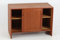 ウェグナーがデザインしたキャビネットを数多く手がけた今は無きRYmobler社のキャビネットです。熟練の職人によって細かい所も丁寧に作成されており、ビンテージ品でのみ入手可能です。シンプルながらも良質なチーク材とオーク材が使用されており、下部の見せる木栓がデザインポイントになっています。小ぶりで使い勝手も良く、お部屋に置くだけでお洒落に空間を演出してくれそうです。