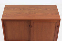 ウェグナーがデザインしたキャビネットを数多く手がけた今は無きRYmobler社のキャビネットです。熟練の職人によって細かい所も丁寧に作成されており、ビンテージ品でのみ入手可能です。シンプルながらも良質なチーク材とオーク材が使用されており、下部の見せる木栓がデザインポイントになっています。小ぶりで使い勝手も良く、お部屋に置くだけでお洒落に空間を演出してくれそうです。