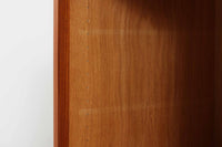 ウェグナーがデザインしたキャビネットを数多く手がけた今は無きRYmobler社のキャビネットです。熟練の職人によって細かい所も丁寧に作成されており、ビンテージ品でのみ入手可能です。シンプルながらも良質なチーク材とオーク材が使用されており、下部の見せる木栓がデザインポイントになっています。小ぶりで使い勝手も良く、お部屋に置くだけでお洒落に空間を演出してくれそうです。