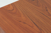 ウェグナーがデザインしたキャビネットを数多く手がけた今は無きRYmobler社のキャビネットです。熟練の職人によって細かい所も丁寧に作成されており、ビンテージ品でのみ入手可能です。シンプルながらも良質なチーク材とオーク材が使用されており、下部の見せる木栓がデザインポイントになっています。小ぶりで使い勝手も良く、お部屋に置くだけでお洒落に空間を演出してくれそうです。