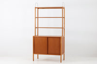 スウェーデンより買い付けたオープンシェルフです。引き戸とオープンタイプの棚板の非常にシンプルなモデルです。B.Fridhagenならではのチーク材とオーク材の組み合わせが素敵です。