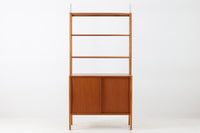 スウェーデンより買い付けたオープンシェルフです。引き戸とオープンタイプの棚板の非常にシンプルなモデルです。B.Fridhagenならではのチーク材とオーク材の組み合わせが素敵です。