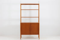 スウェーデンより買い付けたオープンシェルフです。引き戸とオープンタイプの棚板の非常にシンプルなモデルです。B.Fridhagenならではのチーク材とオーク材の組み合わせが素敵です。