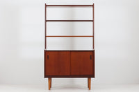 スウェーデンより買い付けたオープンシェルフです。オープンタイプなので、置く場所を選ばずご使用いただけます。本体には良質チーク材が使用されています。脚部はビーチ材が使用されており、異なる素材の組み合わせも素敵です。