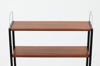 スウェーデンより買い付けたオープンシェルフです。引き戸とオープンタイプの棚板の非常にシンプルなモデルです。B.Fridhagenならではチーク材とブラックペイントが使用された素敵なデザインです。