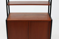 スウェーデンより買い付けたオープンシェルフです。引き戸とオープンタイプの棚板の非常にシンプルなモデルです。B.Fridhagenならではチーク材とブラックペイントが使用された素敵なデザインです。