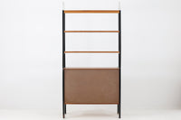 スウェーデンより買い付けたオープンシェルフです。引き戸とオープンタイプの棚板の非常にシンプルなモデルです。B.Fridhagenならではチーク材とブラックペイントが使用された素敵なデザインです。