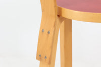 北欧より買い付けたアアルトデザインの1960~1970年代頃に製造されたと思われるNo.65チェアです。座面に経年変化が楽しめるリノリウム素材が使用されています。経年により色味が濃くなったバーチ材が魅力的です。マイナスビスが使用された古いタイプは現地でも少なくなってきております。