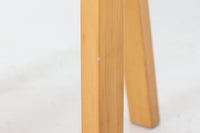 北欧より買い付けたアアルトデザインの1960~1970年代頃に製造されたと思われるNo.65チェアです。座面に経年変化が楽しめるリノリウム素材が使用されています。経年により色味が濃くなったバーチ材が魅力的です。マイナスビスが使用された古いタイプは現地でも少なくなってきております。