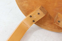 北欧より買い付けたアアルトデザインの1960~1970年代頃に製造されたと思われるNo.65チェアです。座面に経年変化が楽しめるリノリウム素材が使用されています。経年により色味が濃くなったバーチ材が魅力的です。マイナスビスが使用された古いタイプは現地でも少なくなってきております。