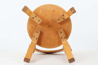 北欧より買い付けたアアルトデザインの1960~1970年代頃に製造されたと思われるNo.65チェアです。座面に経年変化が楽しめるリノリウム素材が使用されています。経年により色味が濃くなったバーチ材が魅力的です。マイナスビスが使用された古いタイプは現地でも少なくなってきております。