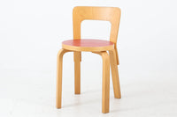 北欧より買い付けたアアルトデザインの1960~1970年代頃に製造されたと思われるNo.65チェアです。座面に経年変化が楽しめるリノリウム素材が使用されています。経年により色味が濃くなったバーチ材が魅力的です。マイナスビスが使用された古いタイプは現地でも少なくなってきております。