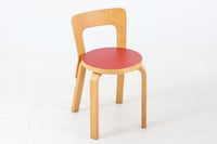 北欧より買い付けたアアルトデザインの1960~1970年代頃に製造されたと思われるNo.65チェアです。座面に経年変化が楽しめるリノリウム素材が使用されています。経年により色味が濃くなったバーチ材が魅力的です。マイナスビスが使用された古いタイプは現地でも少なくなってきております。