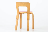 北欧より買い付けたアアルトデザインの1960~1970年代頃に製造されたと思われるNo.65チェアです。座面に経年変化が楽しめるリノリウム素材が使用されています。経年により色味が濃くなったバーチ材が魅力的です。マイナスビスが使用された古いタイプは現地でも少なくなってきております。