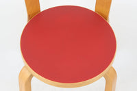 北欧より買い付けたアアルトデザインの1960~1970年代頃に製造されたと思われるNo.65チェアです。座面に経年変化が楽しめるリノリウム素材が使用されています。経年により色味が濃くなったバーチ材が魅力的です。マイナスビスが使用された古いタイプは現地でも少なくなってきております。