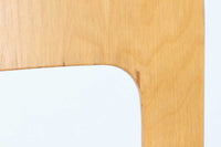 北欧より買い付けたアアルトデザインの1960~1970年代頃に製造されたと思われるNo.65チェアです。座面に経年変化が楽しめるリノリウム素材が使用されています。経年により色味が濃くなったバーチ材が魅力的です。マイナスビスが使用された古いタイプは現地でも少なくなってきております。