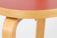 北欧より買い付けたアアルトデザインの1960~1970年代頃に製造されたと思われるNo.65チェアです。座面に経年変化が楽しめるリノリウム素材が使用されています。経年により色味が濃くなったバーチ材が魅力的です。マイナスビスが使用された古いタイプは現地でも少なくなってきております。