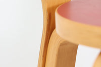 北欧より買い付けたアアルトデザインの1960~1970年代頃に製造されたと思われるNo.65チェアです。座面に経年変化が楽しめるリノリウム素材が使用されています。経年により色味が濃くなったバーチ材が魅力的です。マイナスビスが使用された古いタイプは現地でも少なくなってきております。