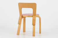 北欧より買い付けたアアルトデザインの1960~1970年代頃に製造されたと思われるNo.65チェアです。座面に経年変化が楽しめるリノリウム素材が使用されています。経年により色味が濃くなったバーチ材が魅力的です。マイナスビスが使用された古いタイプは現地でも少なくなってきております。