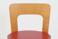 北欧より買い付けたアアルトデザインの1960~1970年代頃に製造されたと思われるNo.65チェアです。座面に経年変化が楽しめるリノリウム素材が使用されています。経年により色味が濃くなったバーチ材が魅力的です。マイナスビスが使用された古いタイプは現地でも少なくなってきております。