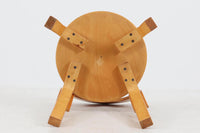 北欧より買い付けたアアルトデザインの1960~1970年代頃に製造されたと思われるNo.65チェアです。座面に経年変化が楽しめるリノリウム素材が使用されています。経年により色味が濃くなったバーチ材が魅力的です。マイナスビスが使用された古いタイプは現地でも少なくなってきております。