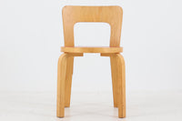 北欧より買い付けたアアルトデザインの1960~1970年代頃に製造されたと思われるNo.65チェアです。座面に経年変化が楽しめるリノリウム素材が使用されています。経年により色味が濃くなったバーチ材が魅力的です。マイナスビスが使用された古いタイプは現地でも少なくなってきております。