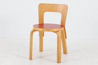 北欧より買い付けたアアルトデザインの1960~1970年代頃に製造されたと思われるNo.65チェアです。座面に経年変化が楽しめるリノリウム素材が使用されています。経年により色味が濃くなったバーチ材が魅力的です。マイナスビスが使用された古いタイプは現地でも少なくなってきております。