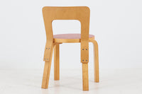 北欧より買い付けたアアルトデザインの1960~1970年代頃に製造されたと思われるNo.65チェアです。座面に経年変化が楽しめるリノリウム素材が使用されています。経年により色味が濃くなったバーチ材が魅力的です。マイナスビスが使用された古いタイプは現地でも少なくなってきております。